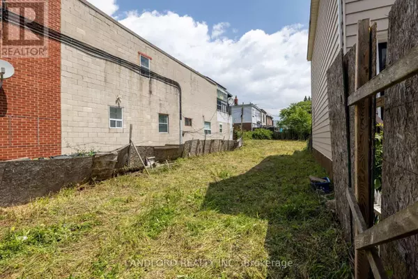 Toronto (woodbine Corridor), ON M4L3B1,69 COXWELL AVENUE