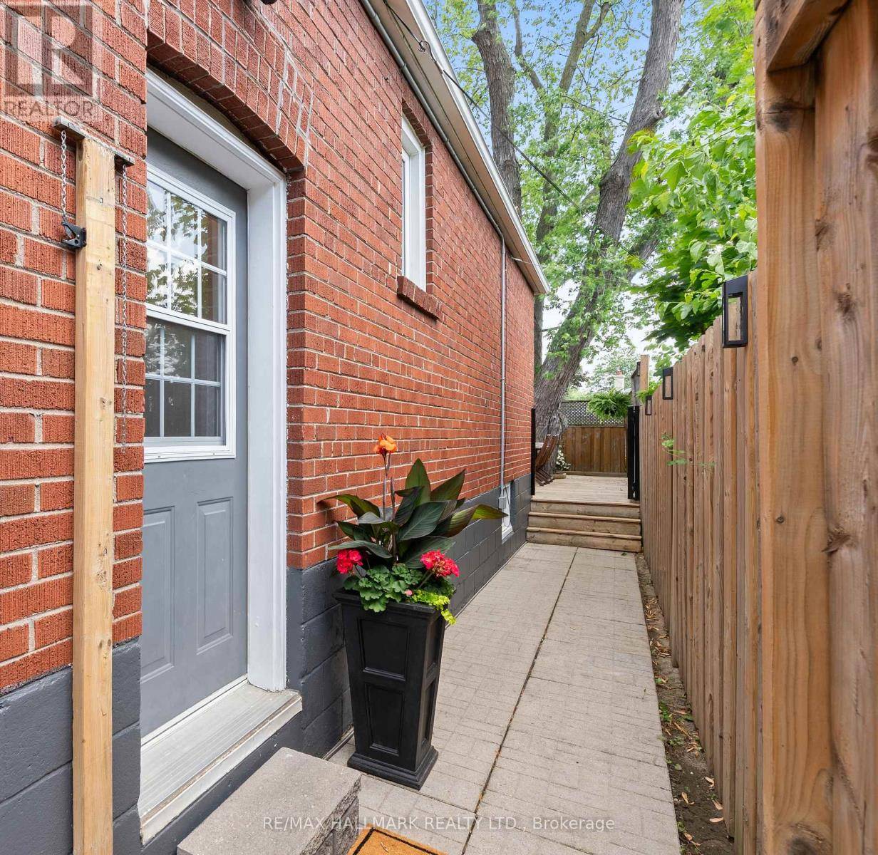 Toronto (wexford-maryvale), ON M1R2X5,3 IVORWOOD CRESCENT