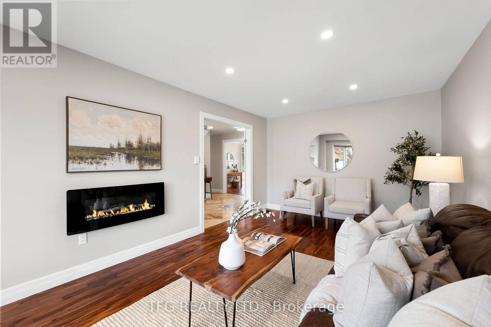 Clarington (courtice), ON L1E1J9,4 CARRIAGE LANE
