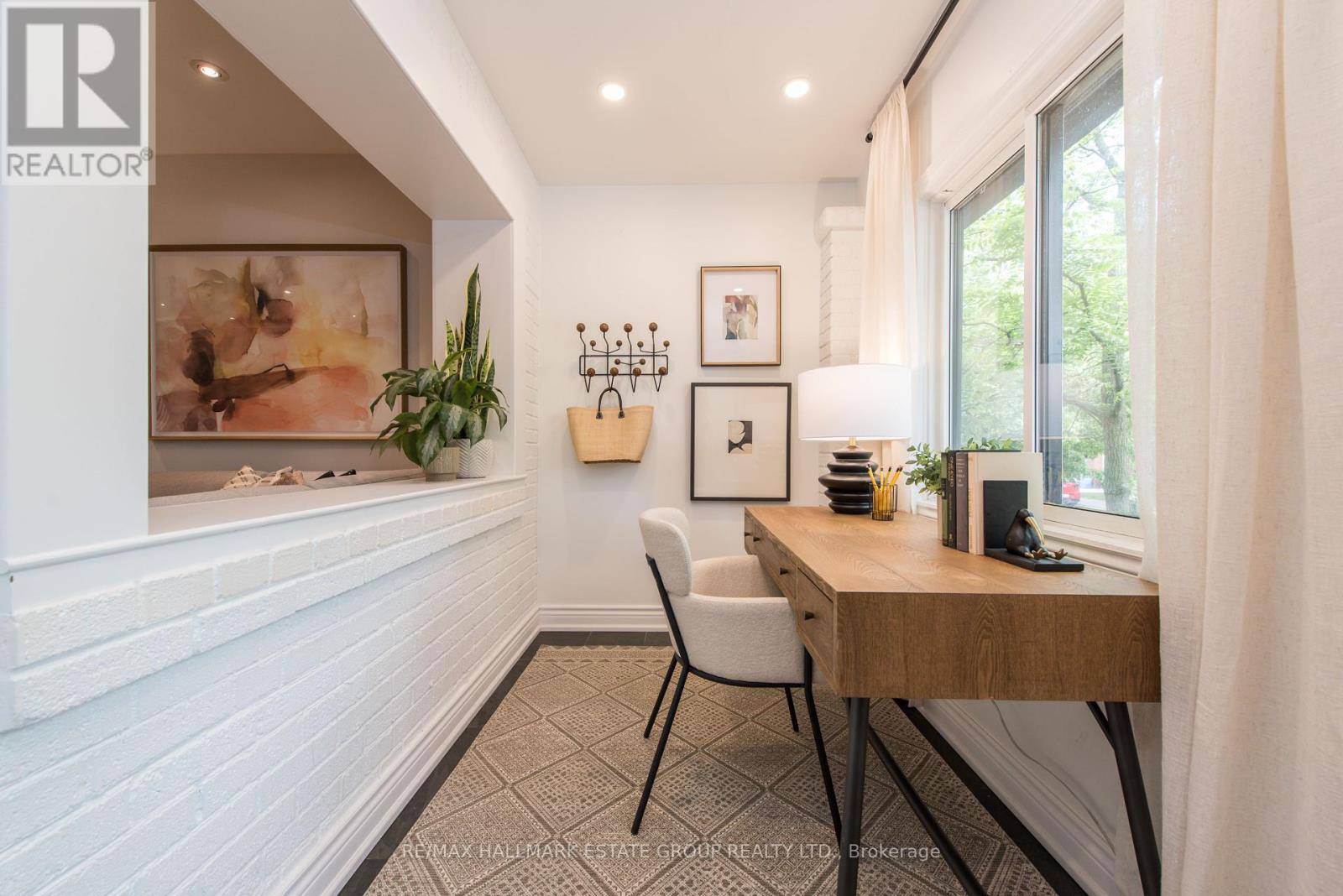 Toronto (east End-danforth), ON M4C1B5,56 OAKCREST AVENUE