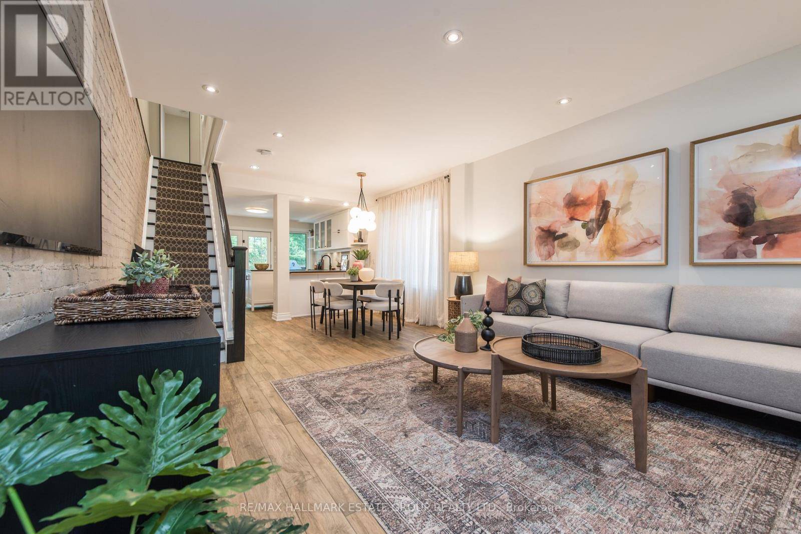 Toronto (east End-danforth), ON M4C1B5,56 OAKCREST AVENUE