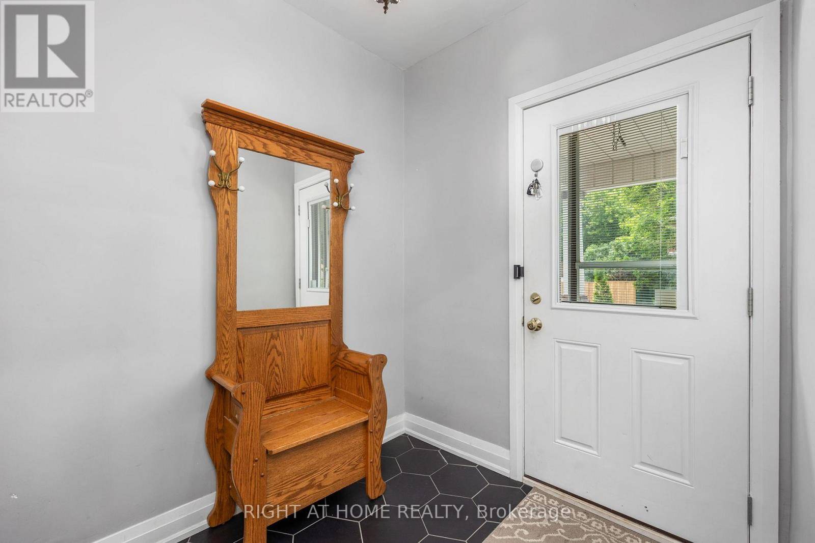 Oshawa (o'neill), ON L1G1T3,164 ELGIN STREET E