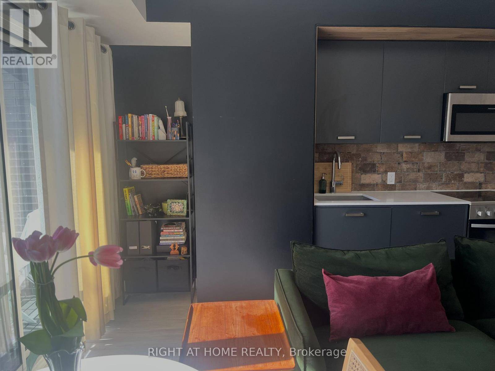 Toronto (the Beaches), ON M4L0B3,1630 Queen ST East #202
