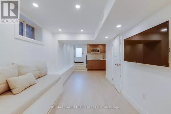 Toronto (greenwood-coxwell), ON M4J4V6,210 Parkmount RD #Lower
