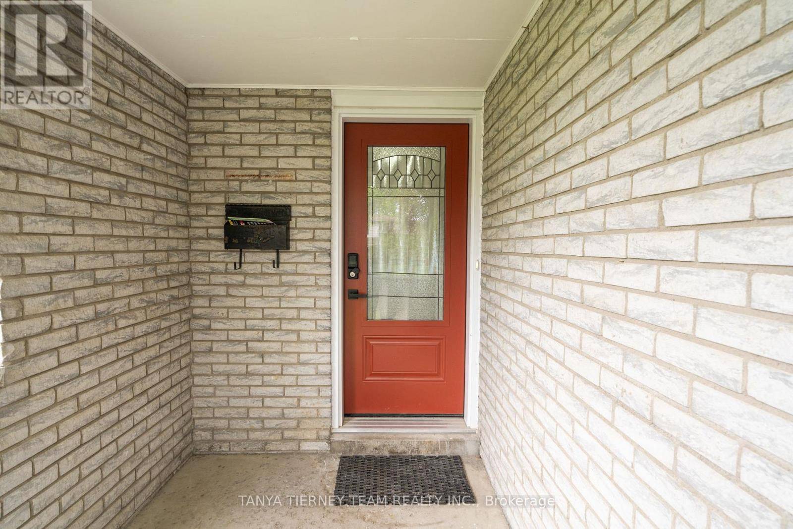 Oshawa (northglen), ON L1J6A8,728 BERMUDA AVENUE