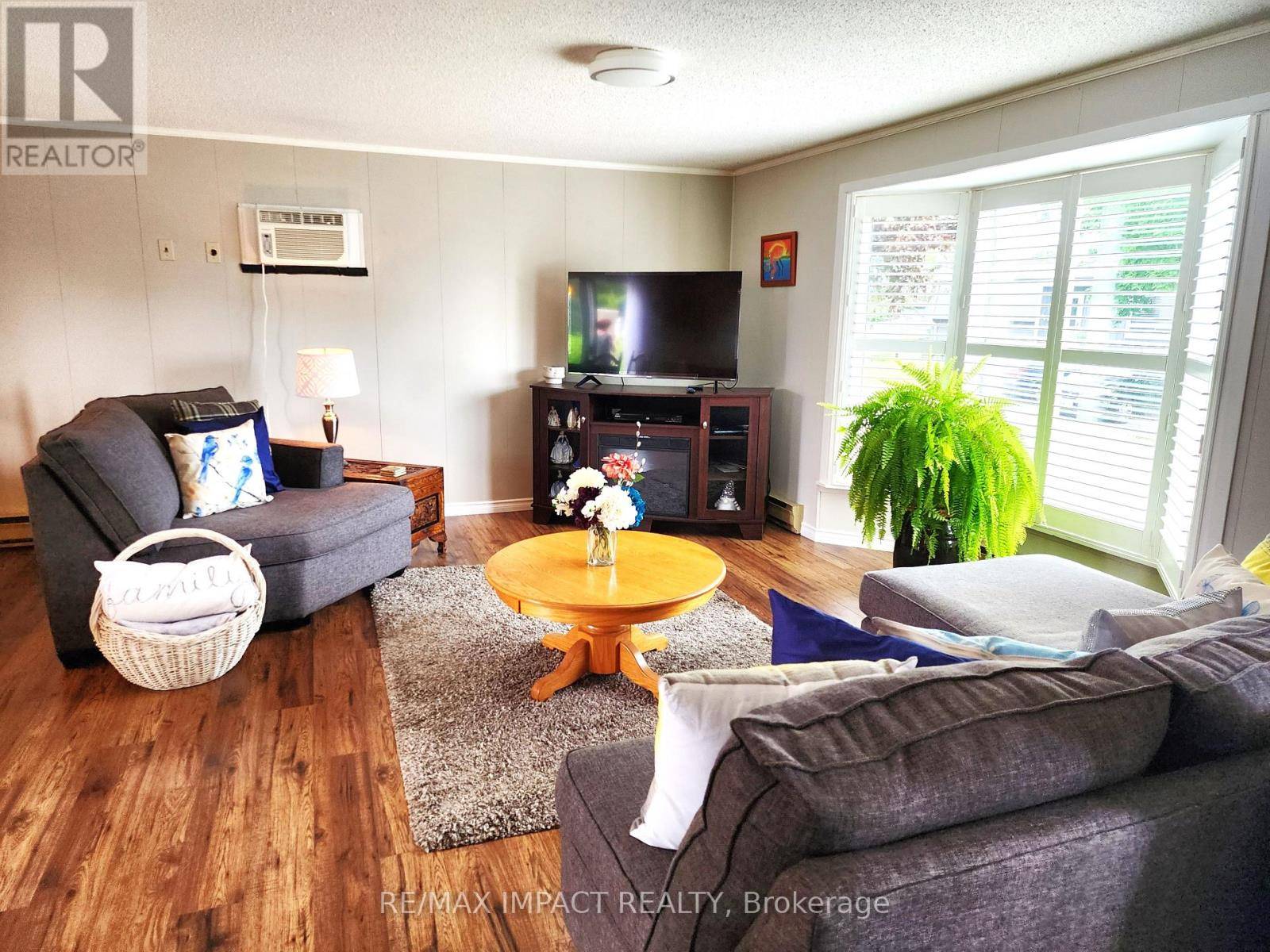 Clarington (newcastle), ON L1B1A5,4 CHAMPLAIN COURT