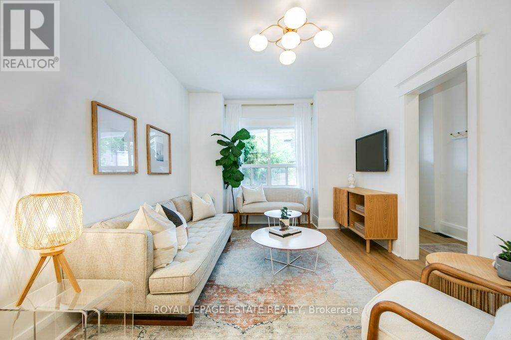 Toronto (east End-danforth), ON M4E2A1,130 SWANWICK AVENUE