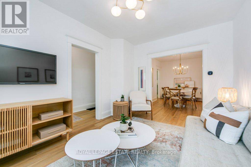 Toronto (east End-danforth), ON M4E2A1,130 SWANWICK AVENUE