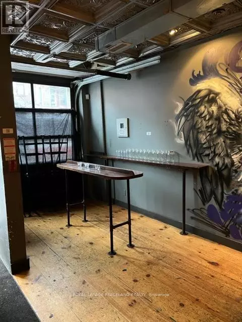 Toronto (south Riverdale), ON M4M1H3,753 QUEEN STREET E