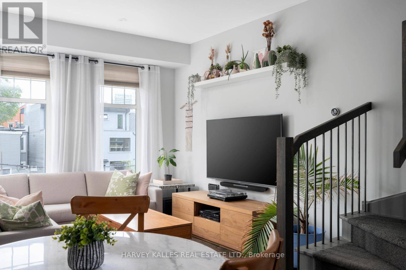 Toronto (south Riverdale), ON M4M0A8,140 Broadview AVE #45