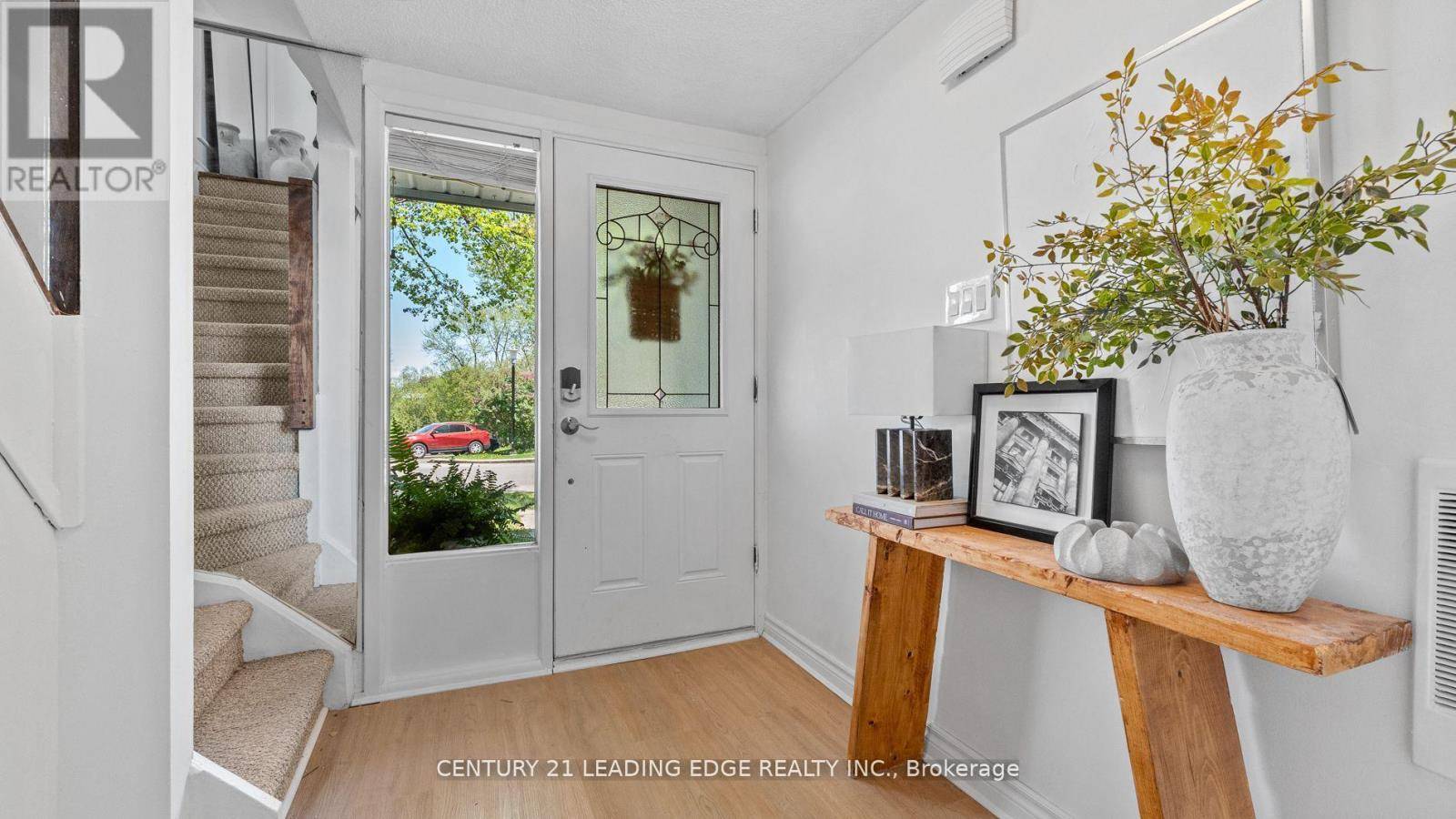 Oshawa (vanier), ON L1J2L4,909 King ST West #6
