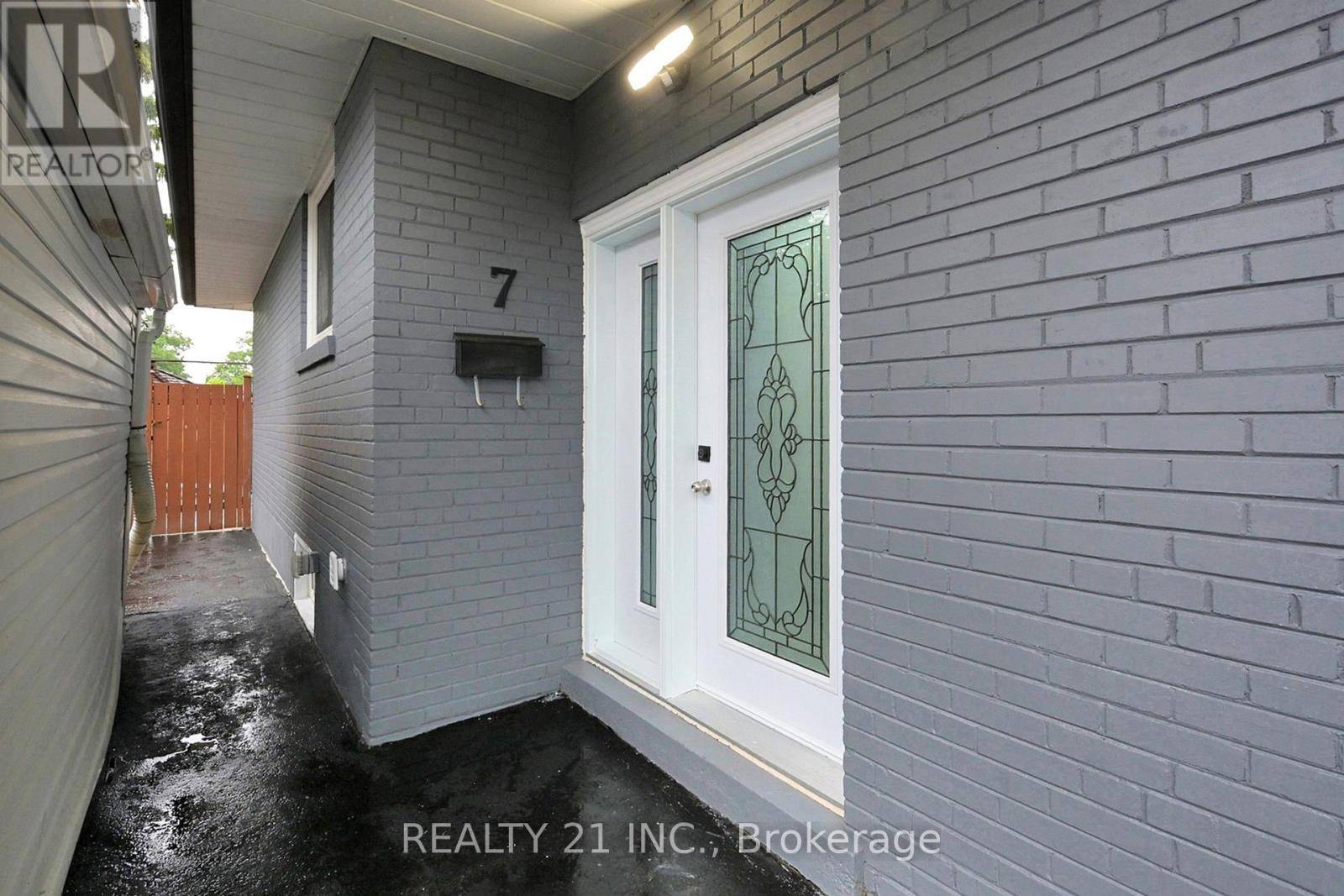 Toronto (west Hill), ON M1E3L2,7 STONEY CREEK DRIVE