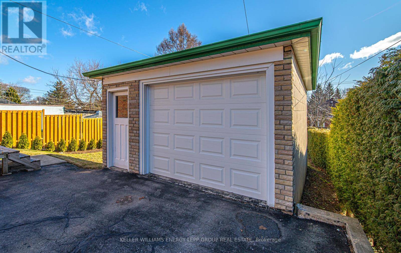 Oshawa (central), ON L1H5V5,247 CHADBURN STREET