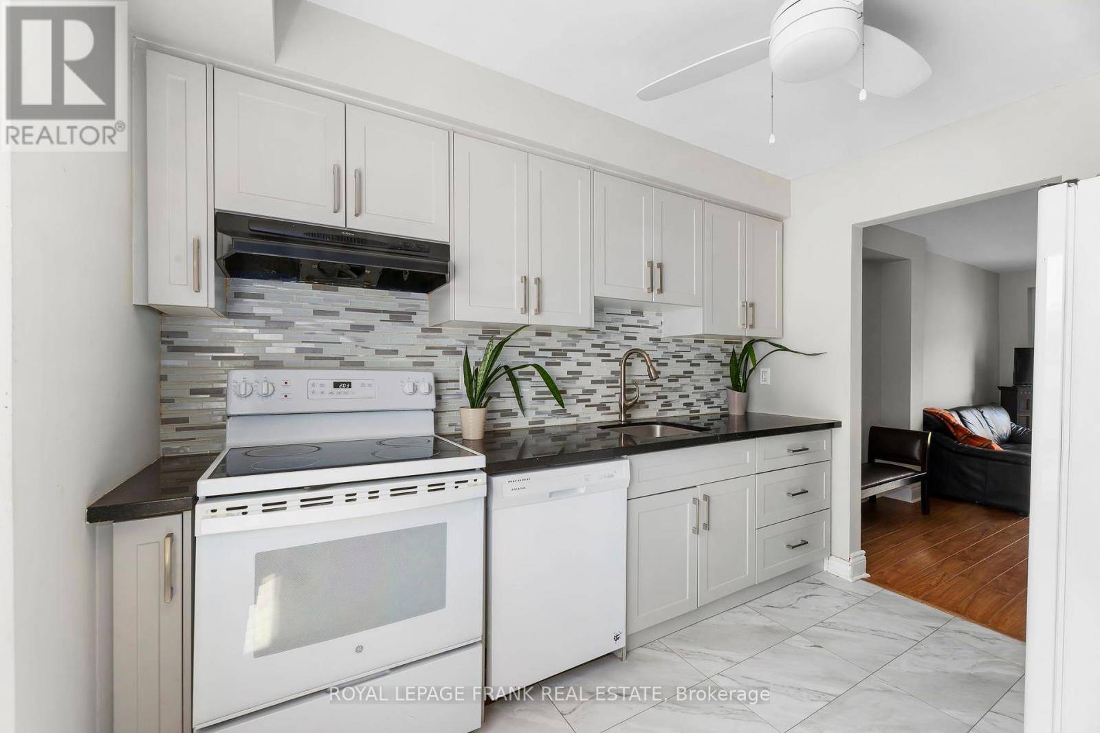 Oshawa (eastdale), ON L1K1M1,611 Galahad DR #32