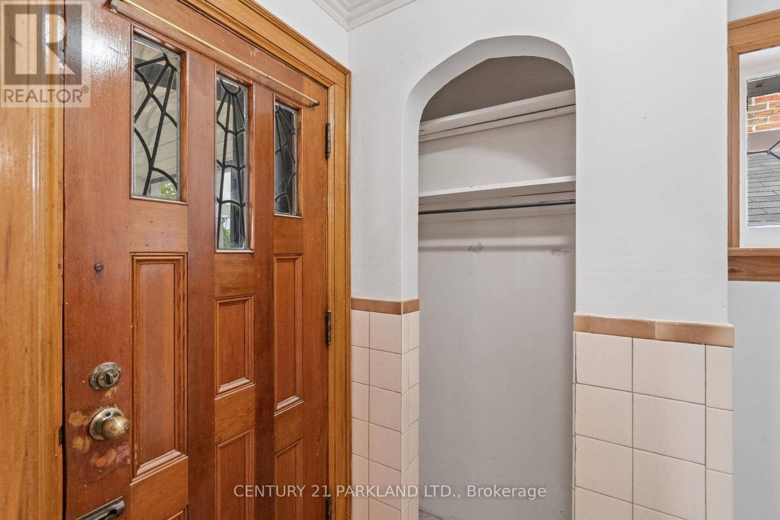 Toronto (danforth Village-east York), ON M4J2H6,266 WESTWOOD AVENUE