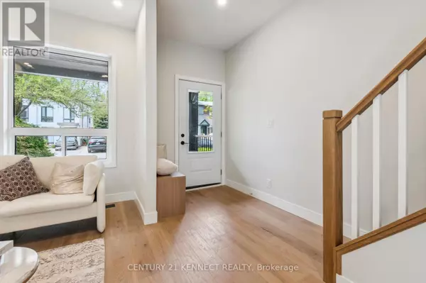 Toronto (danforth Village-east York), ON M4J3Z8,21 FRANKDALE AVENUE