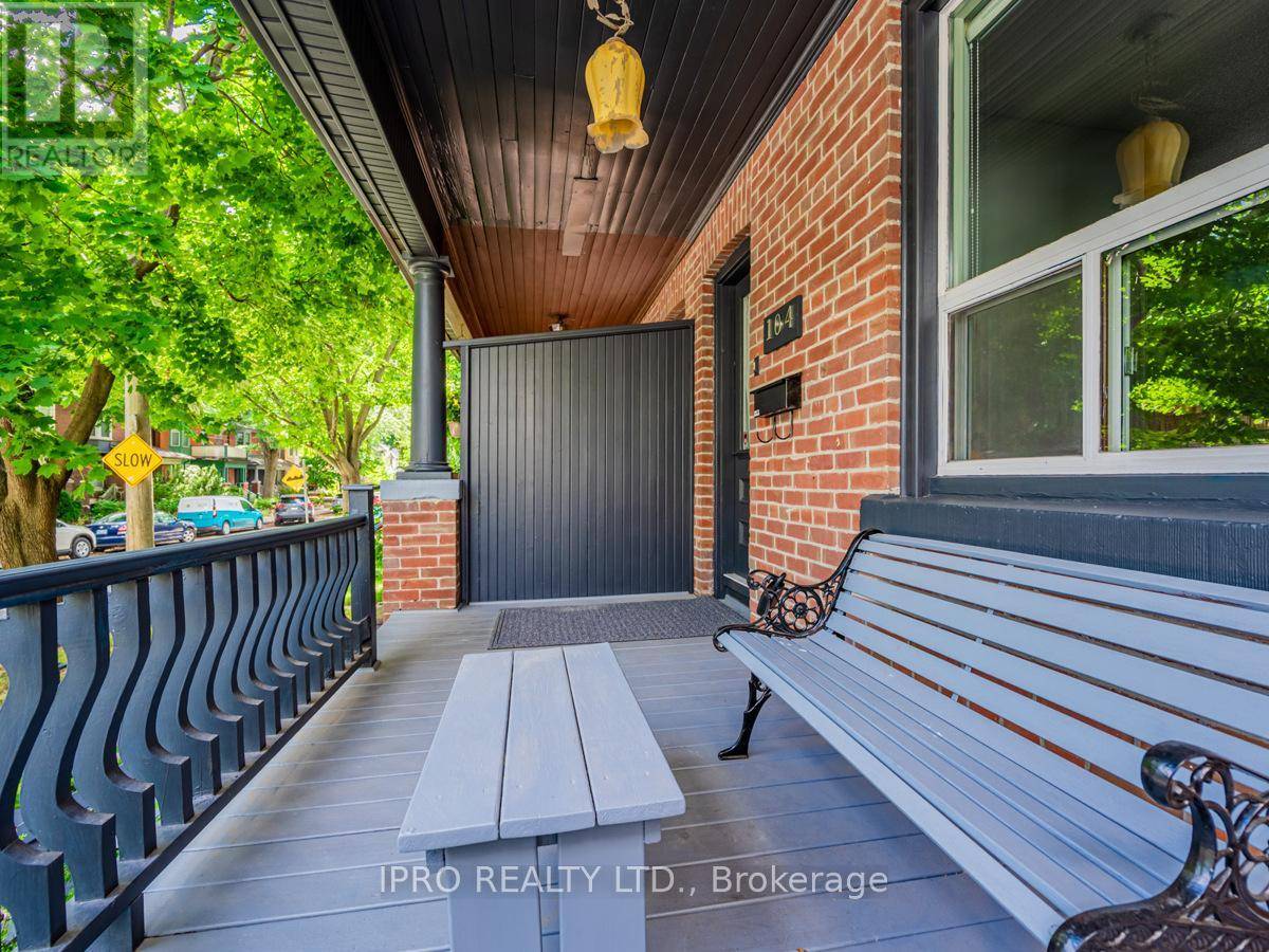 Toronto (north Riverdale), ON M4K1M7,104 DEARBOURNE AVENUE