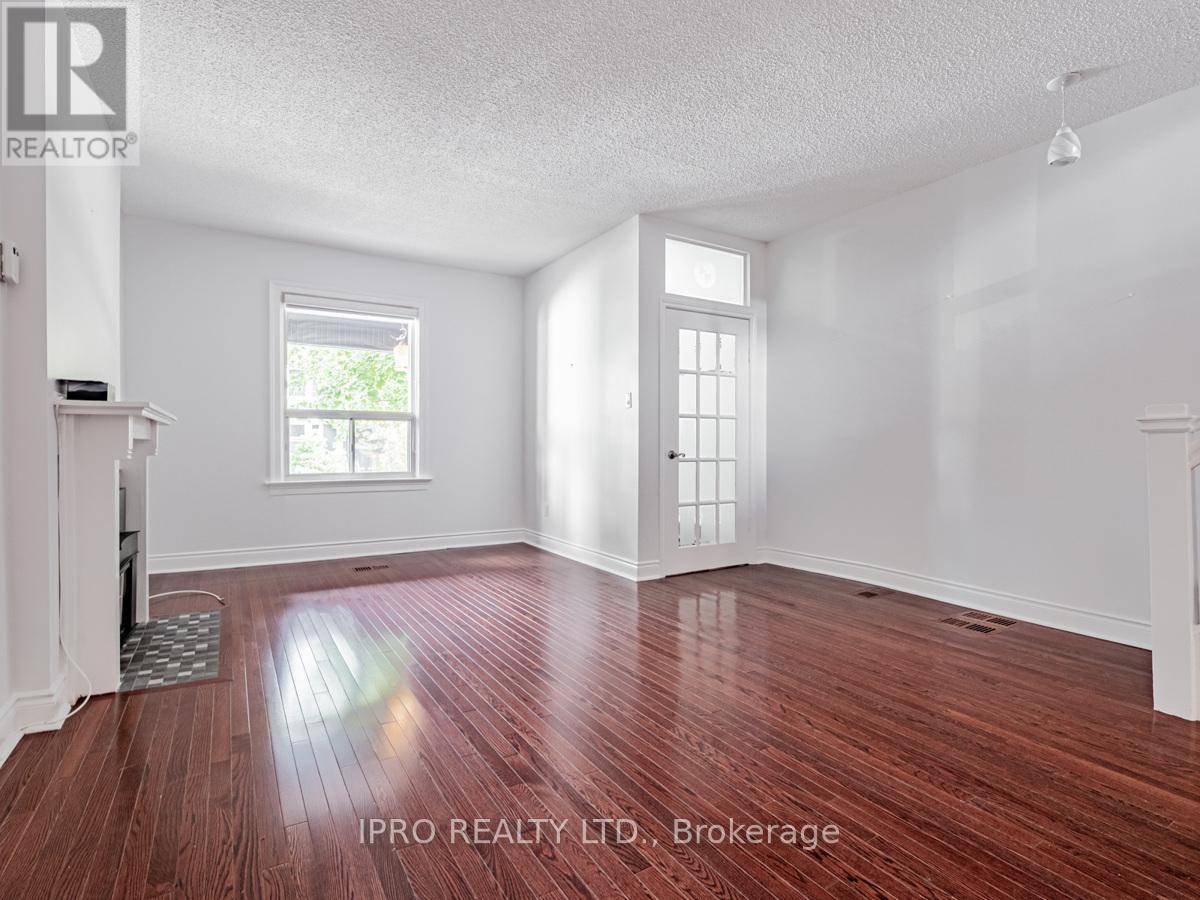 Toronto (north Riverdale), ON M4K1M7,104 DEARBOURNE AVENUE