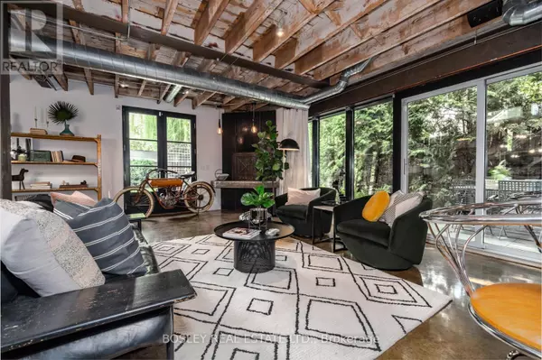 Toronto (south Riverdale), ON M4M3B5,9 PEYTON LANE