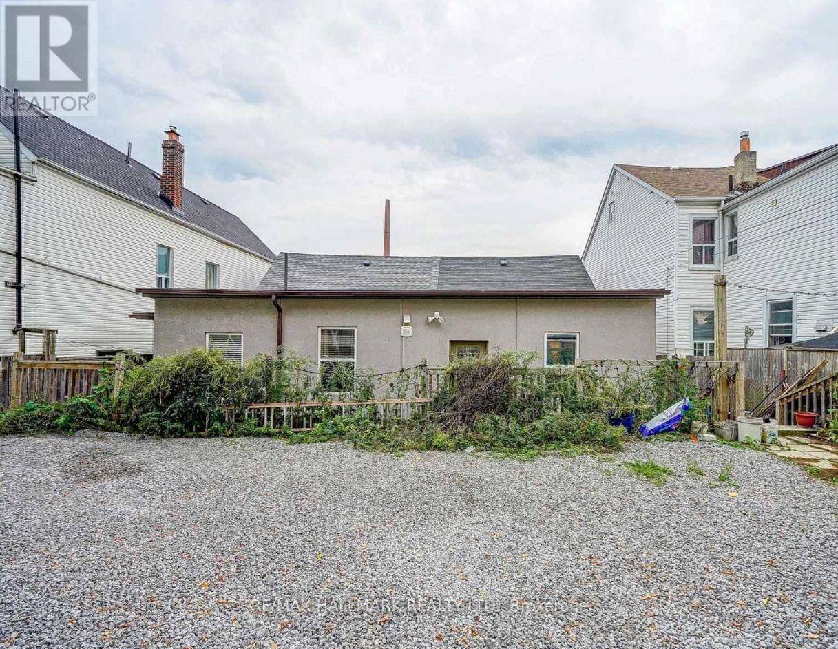 Toronto (north Riverdale), ON M4M1Y7,822 Gerrard ST East #1