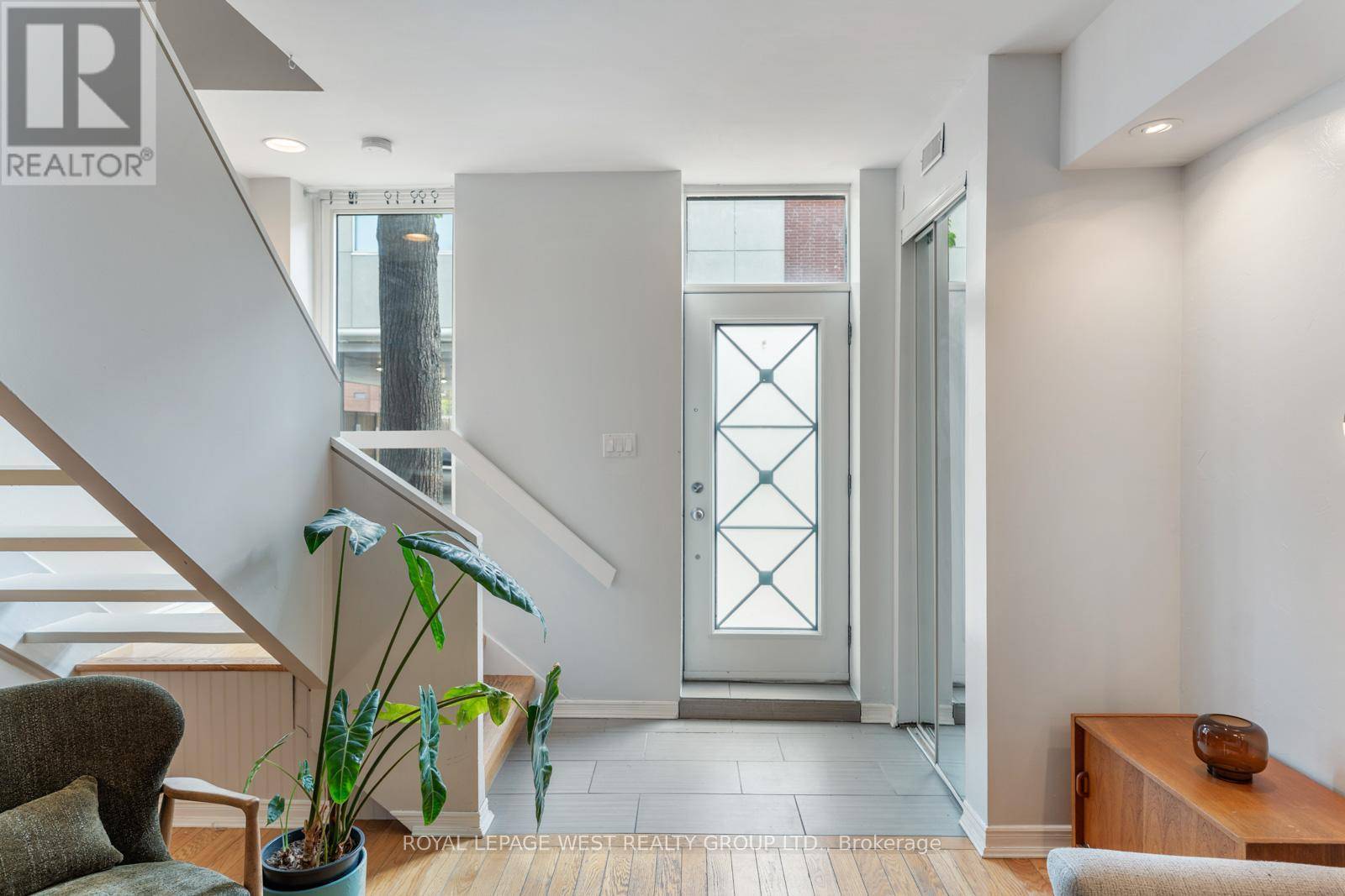 Toronto (south Riverdale), ON M4M2R2,6 VERRAL AVENUE