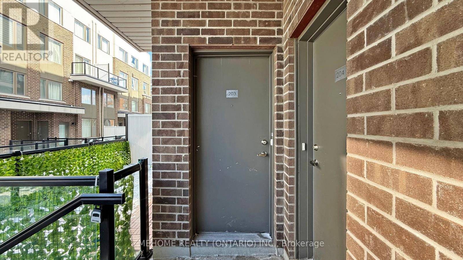 Pickering (dunbarton), ON L1V0E8,1460 Whites RD #203