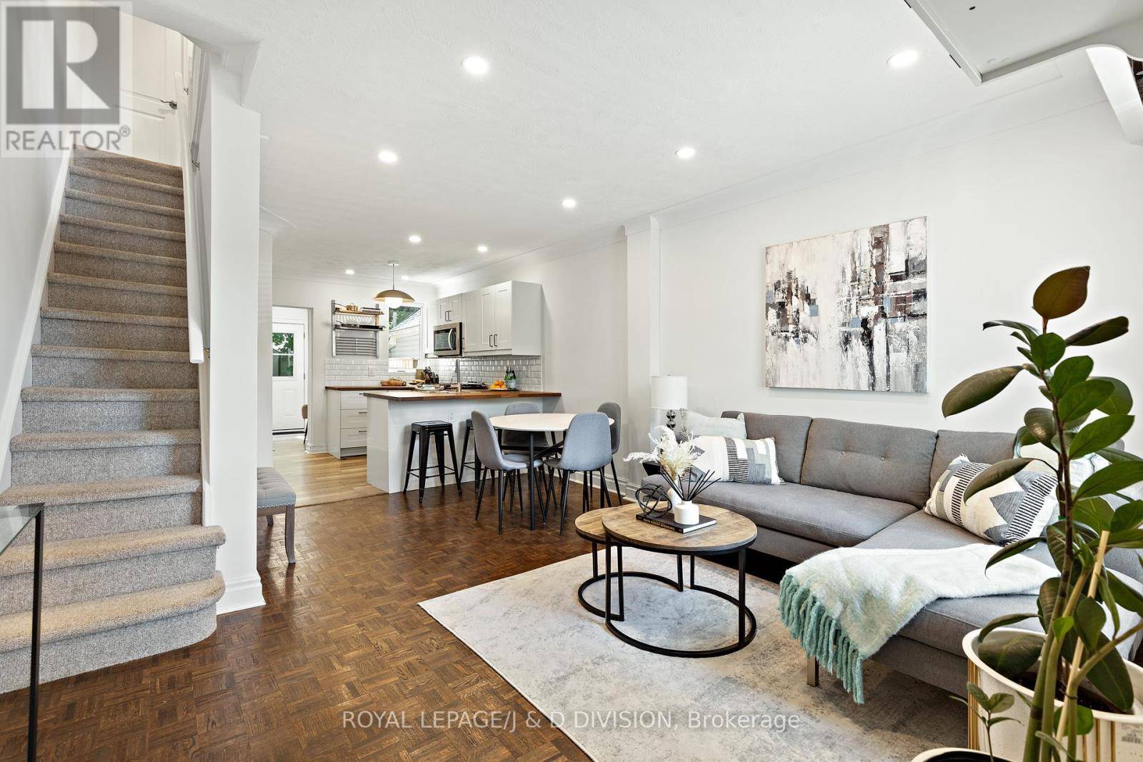 Toronto (woodbine Corridor), ON M4C3L8,123 DRAYTON AVENUE