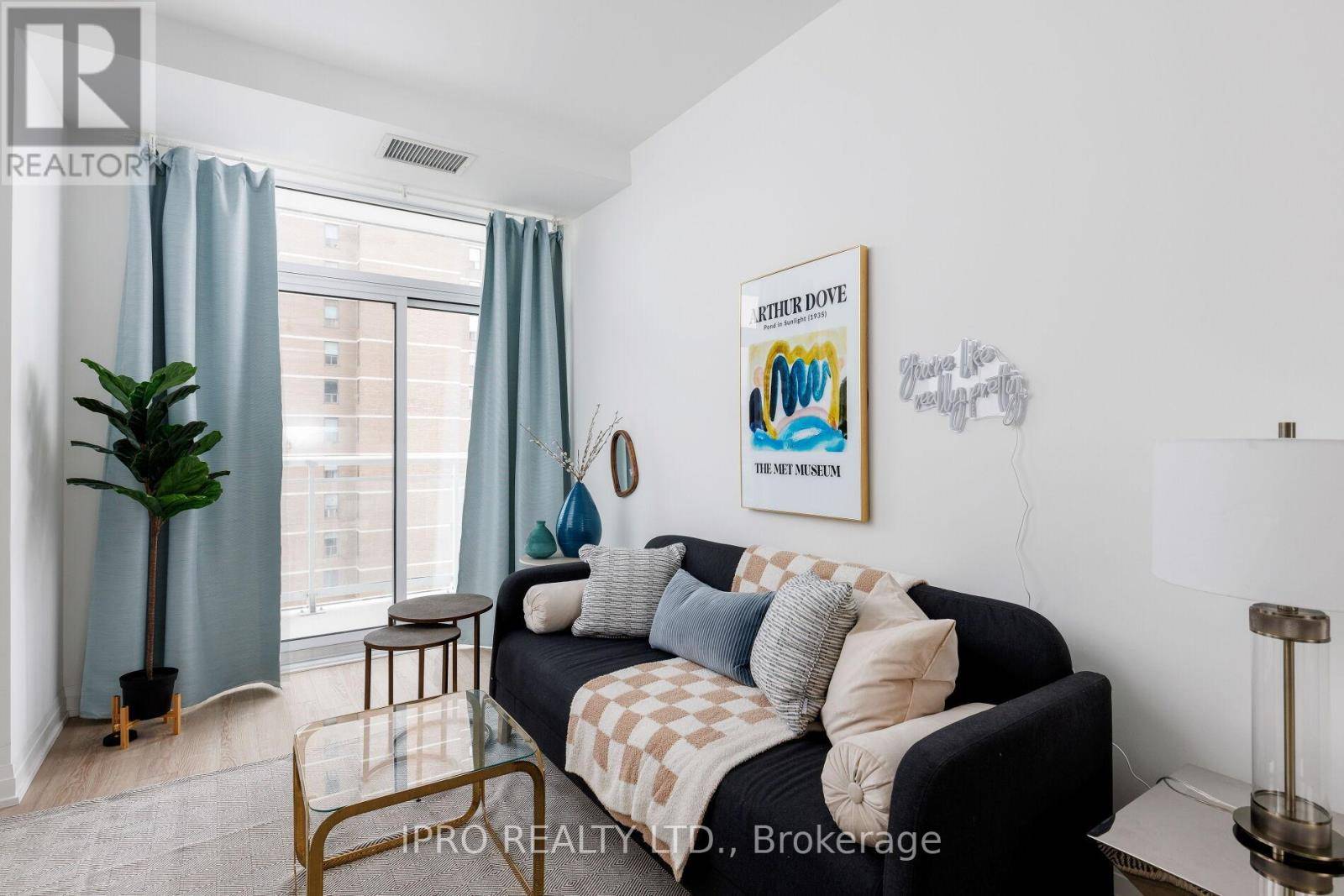 Toronto (east End-danforth), ON M4C0B3,286 Main ST #807