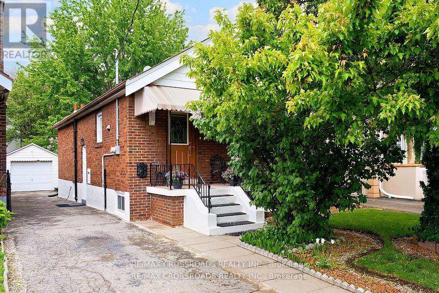 Toronto (east York), ON M4J2V3,334 O'CONNOR DRIVE