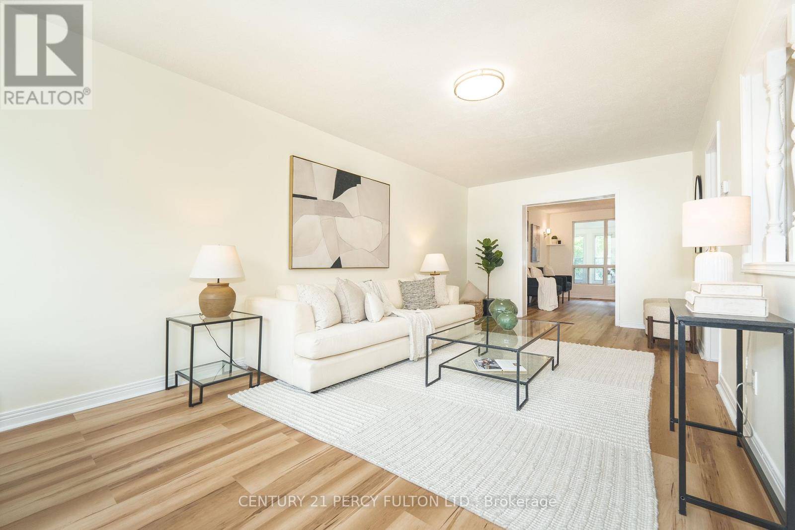 Toronto (clairlea-birchmount), ON M1L1Y5,10 CHESTNUT CRESCENT