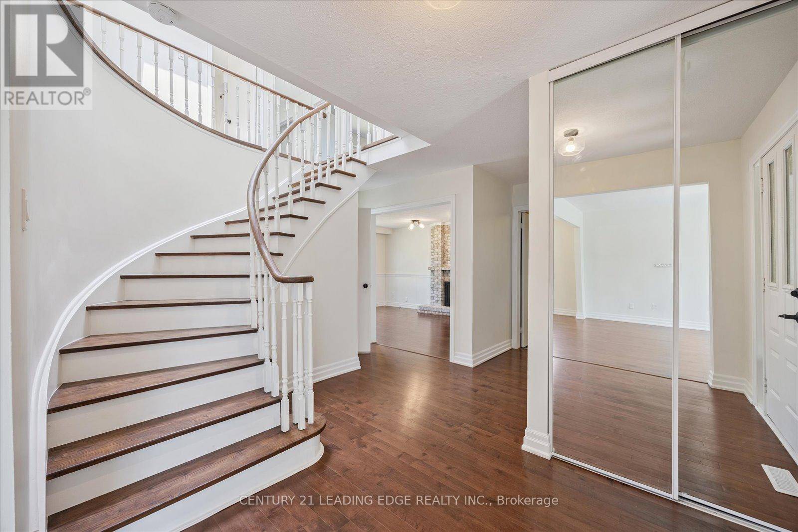 Toronto (rouge), ON M1B2M1,49 FARMHILL COURT