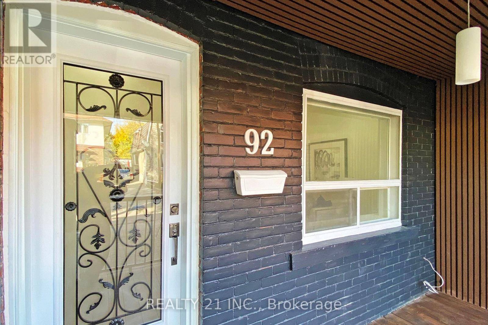 Toronto (woodbine-lumsden), ON M4C5J6,92 KING EDWARD AVE AVENUE