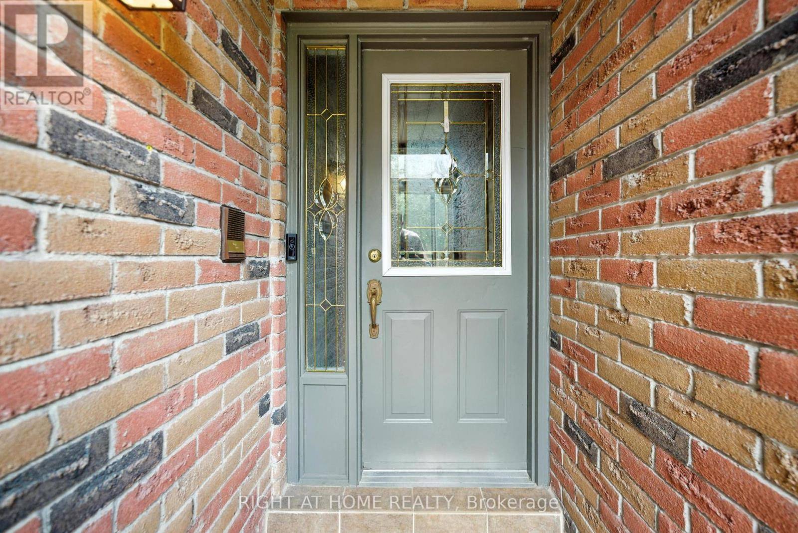 Whitby (blue Grass Meadows), ON L1N8E9,32 HORSESHOE DRIVE