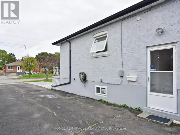 Toronto (wexford-maryvale), ON M1R1Z4,32 Babcock RD #bsmt-1
