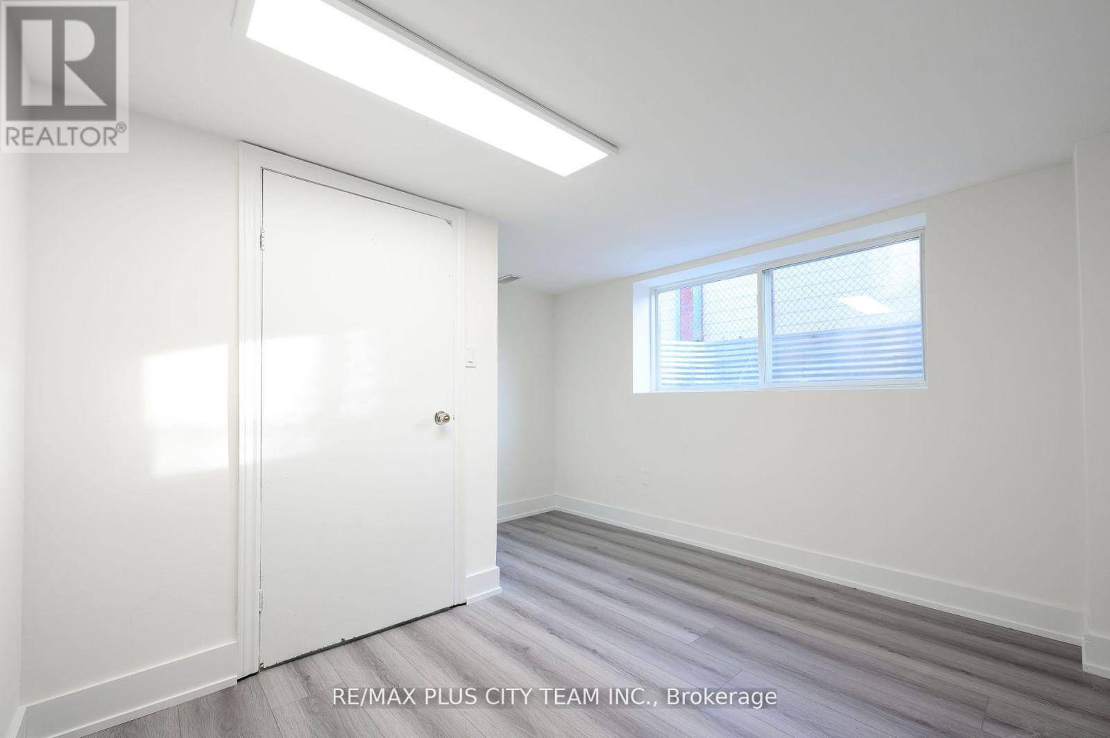 Toronto (crescent Town), ON M4B1H8,5 Ripon RD #Lower