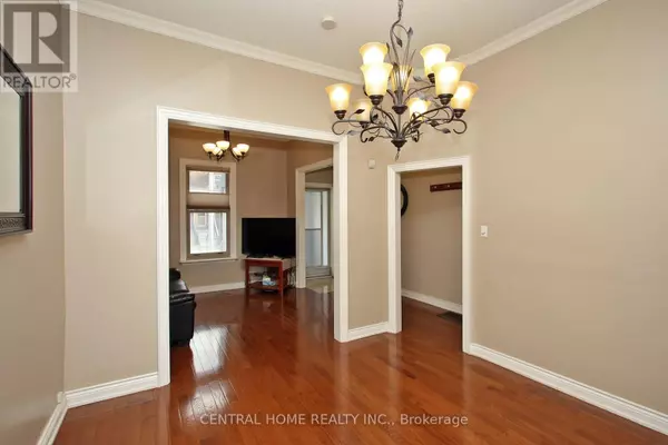Toronto (south Riverdale), ON M4M2R7,106 CARLAW AVENUE