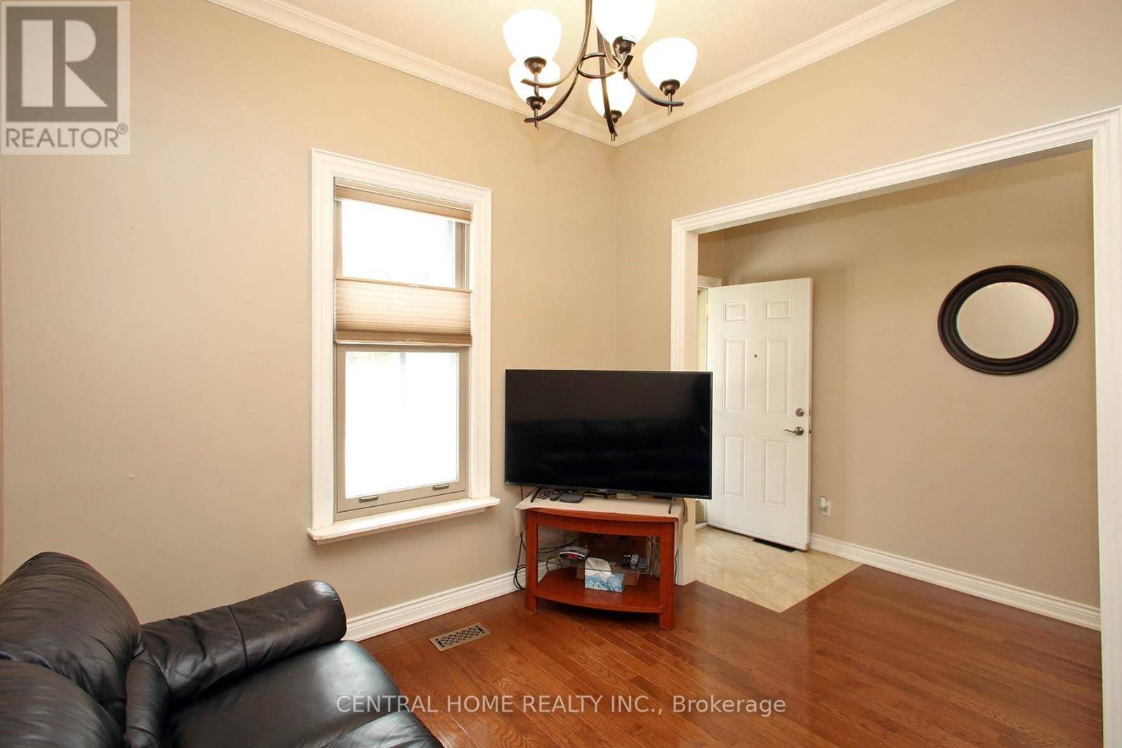 Toronto (south Riverdale), ON M4M2R7,106 CARLAW AVENUE
