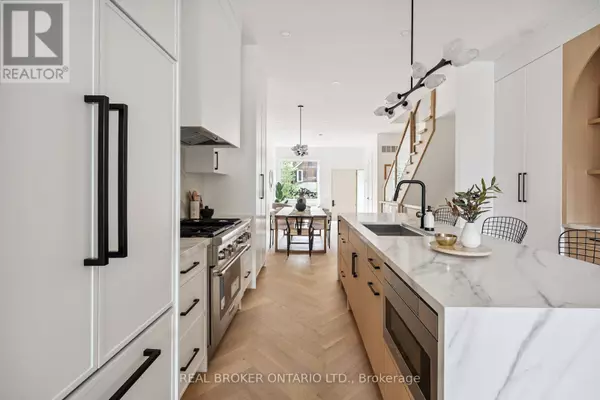 Toronto (north Riverdale), ON M4K1K4,98 HOGARTH AVENUE