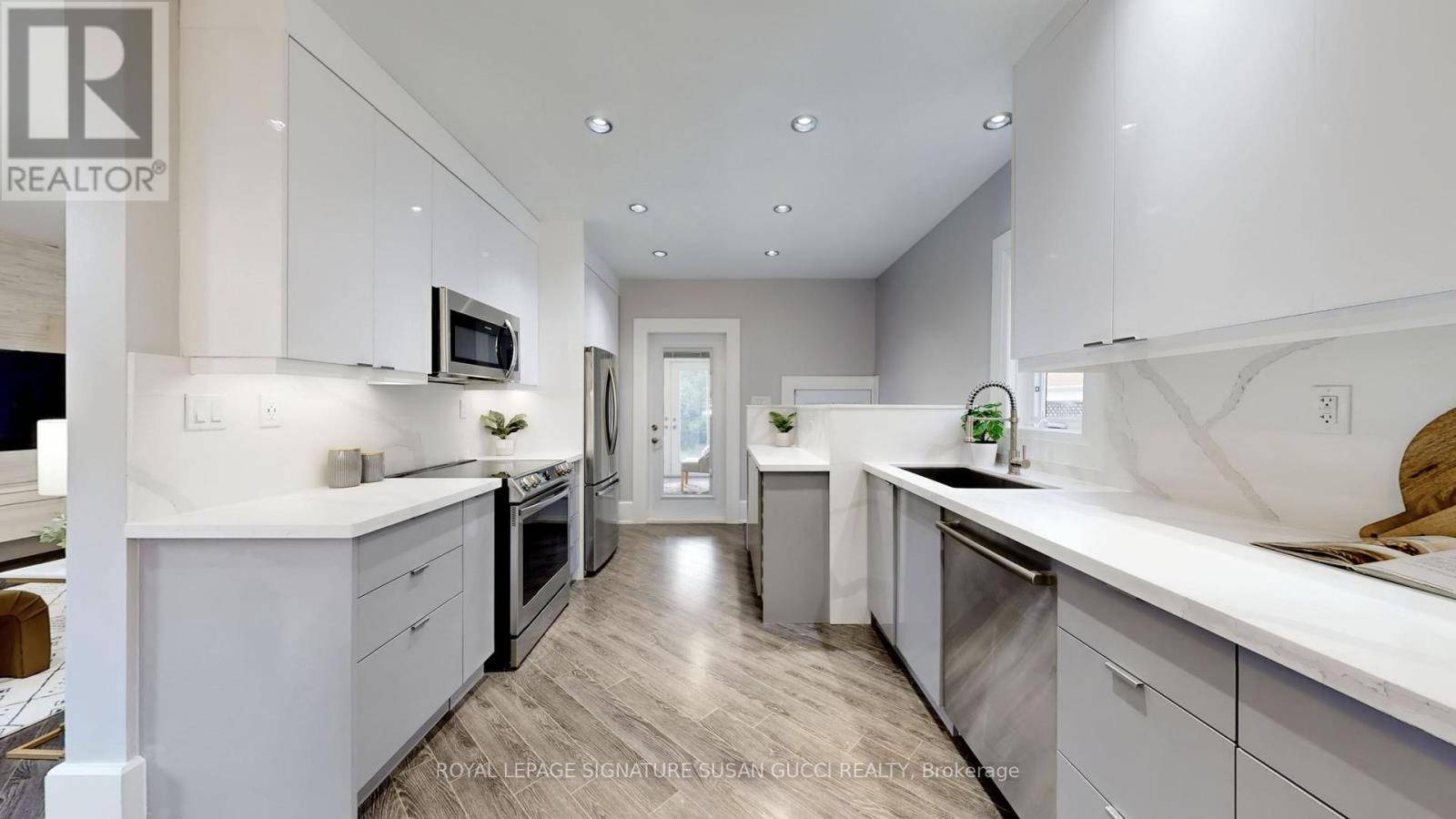 Toronto (o'connor-parkview), ON M4B1W2,8 FURNIVAL ROAD