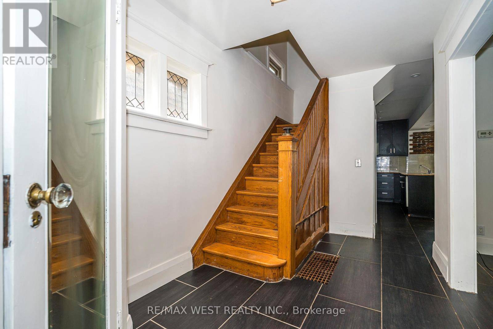 Toronto (east End-danforth), ON M4C4L5,38 BECK AVENUE