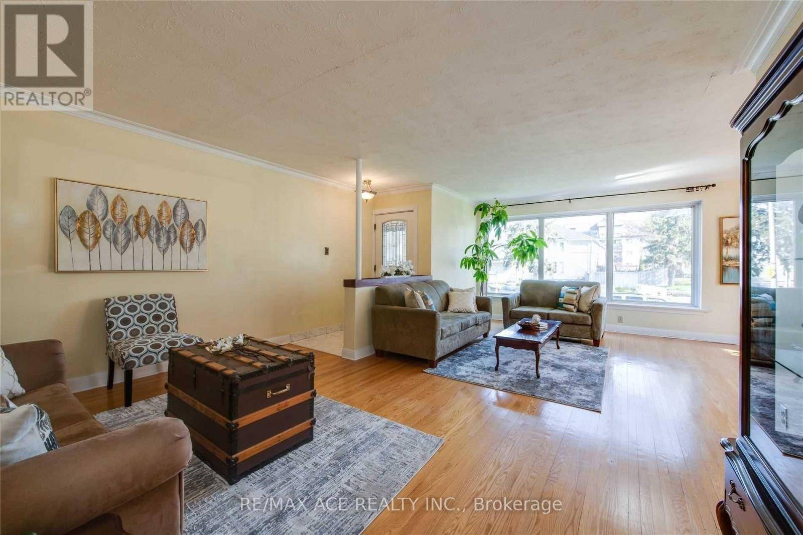 Toronto (cliffcrest), ON M1M1T5,3715 St Clair AVE East #Main