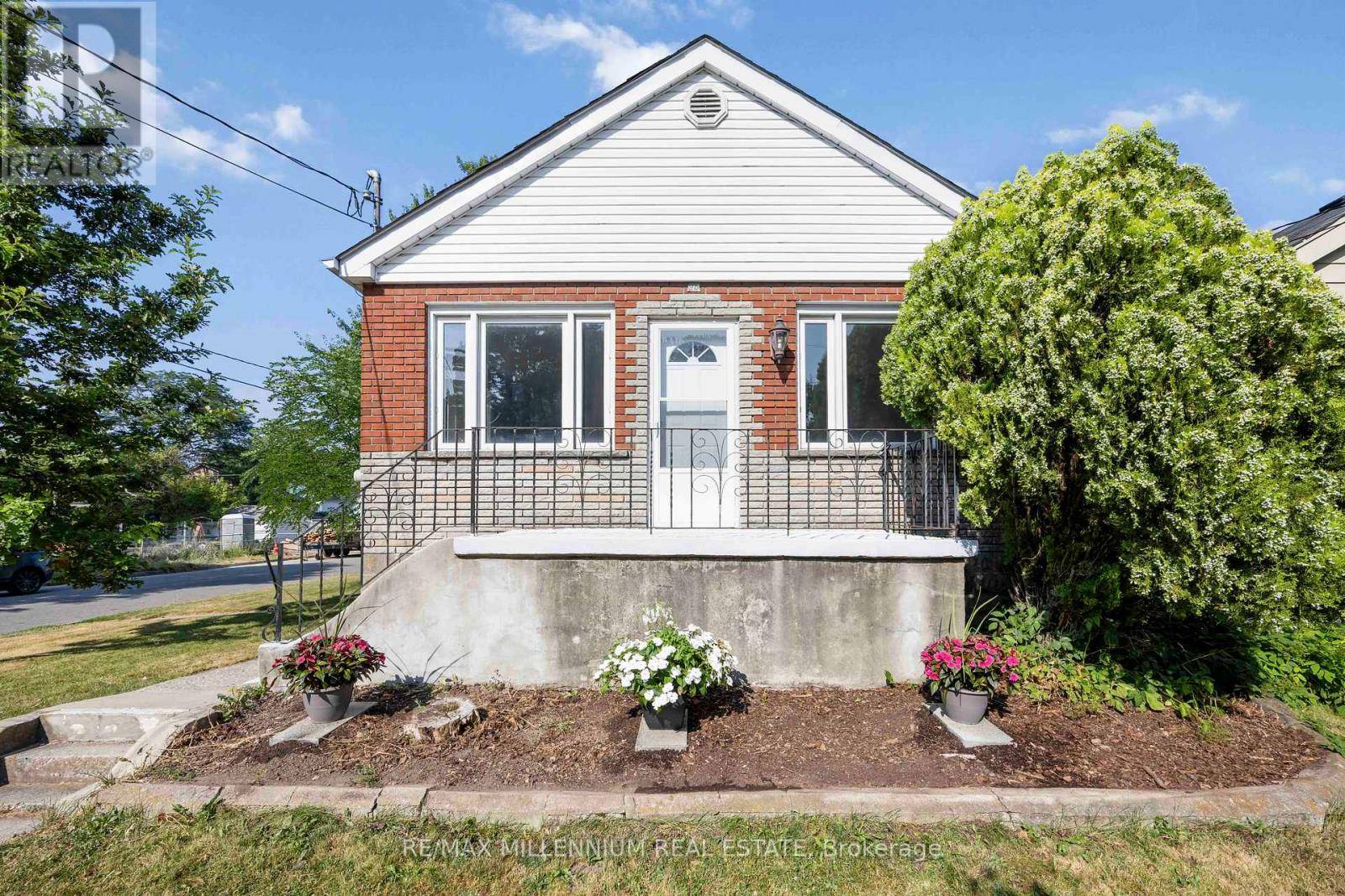 Toronto (birchcliffe-cliffside), ON M1N3R4,96 PHILLIP AVENUE