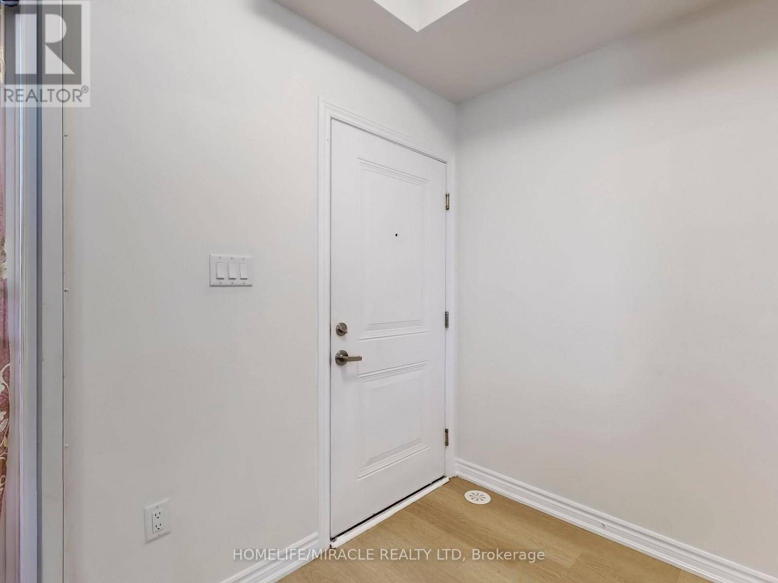 Oshawa (central), ON L1H0B2,490 Beresford PATH #12