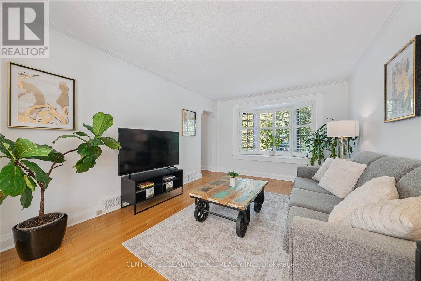Toronto (cliffcrest), ON M1N1M7,3 LATHAM AVENUE