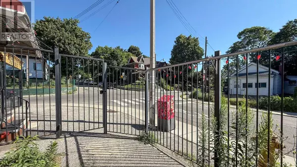 Toronto (greenwood-coxwell), ON M4L2X1,404 WOODFIELD ROAD