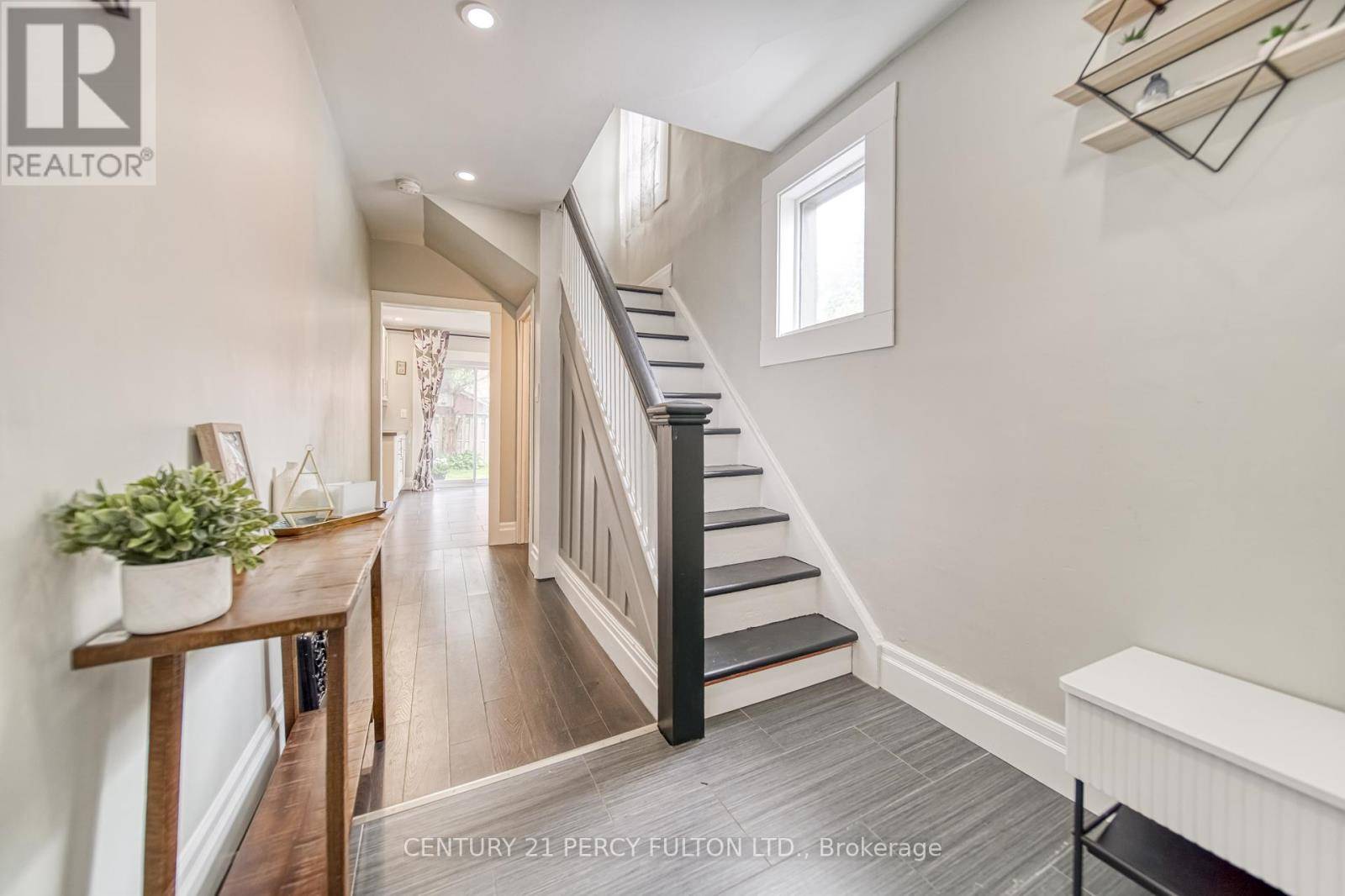 Oshawa (central), ON L1H1R3,180 BRUCE STREET