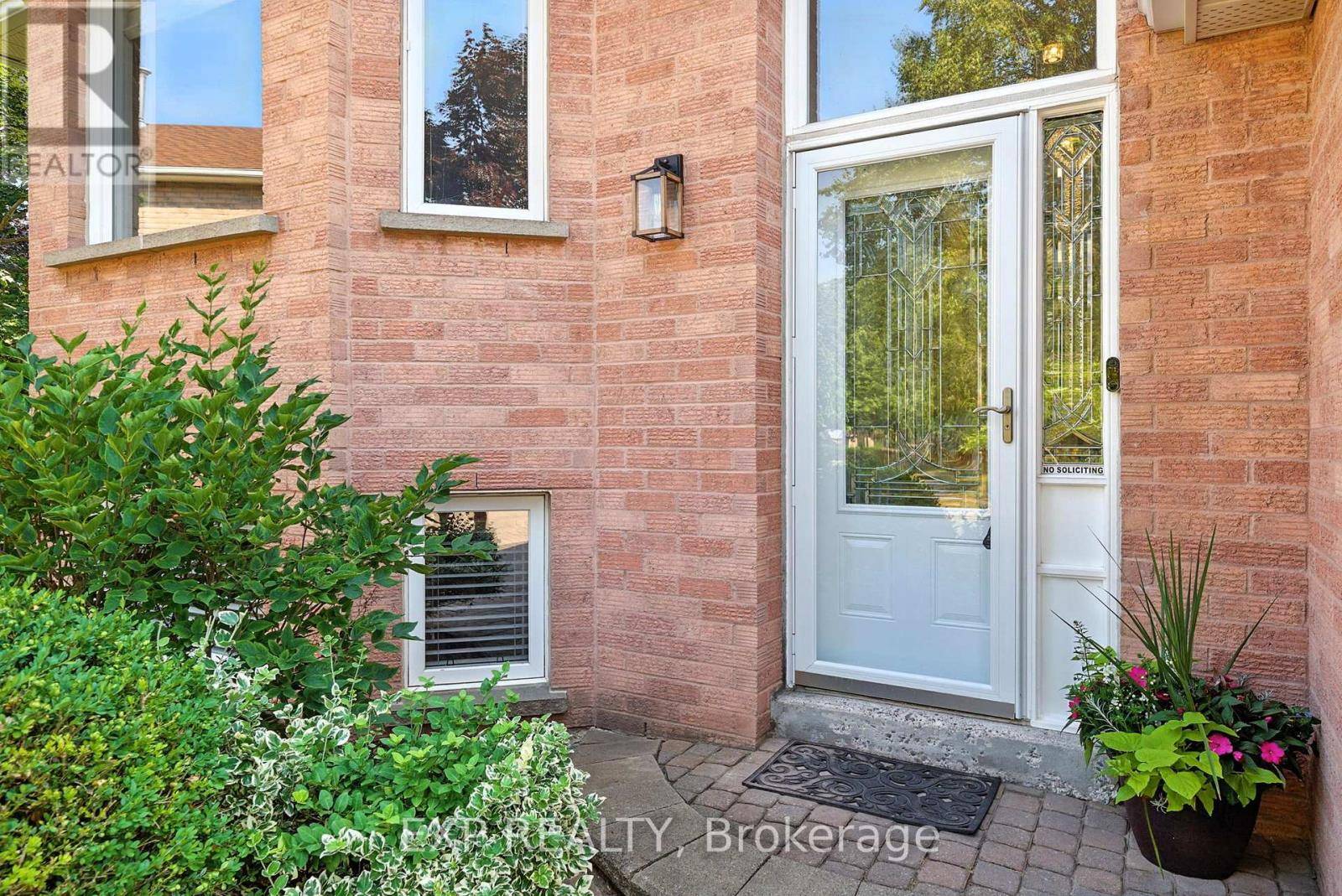 Clarington (bowmanville), ON L1C4L5,17 FARNCOMB CRESCENT