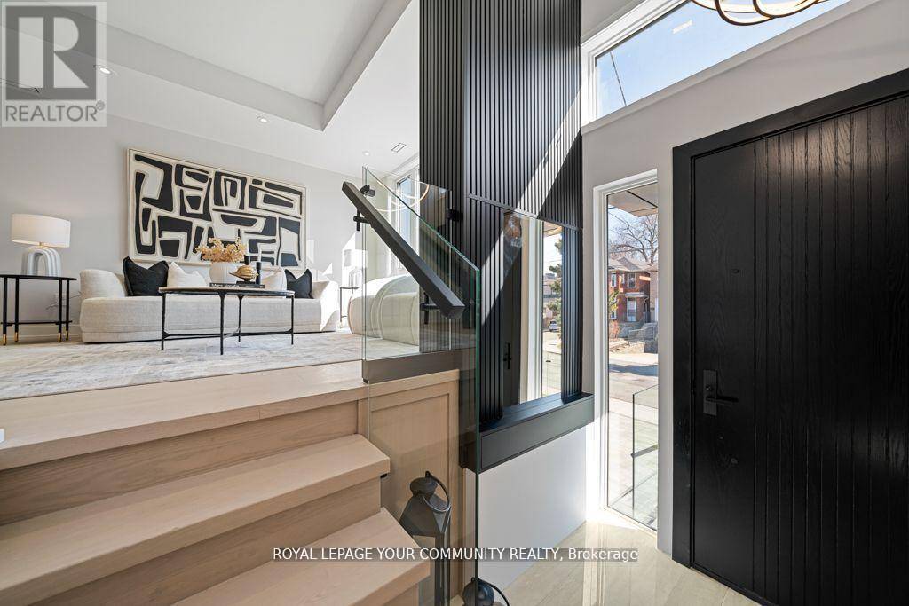 Toronto (woodbine-lumsden), ON M4C4T6,266 WESTLAKE AVENUE