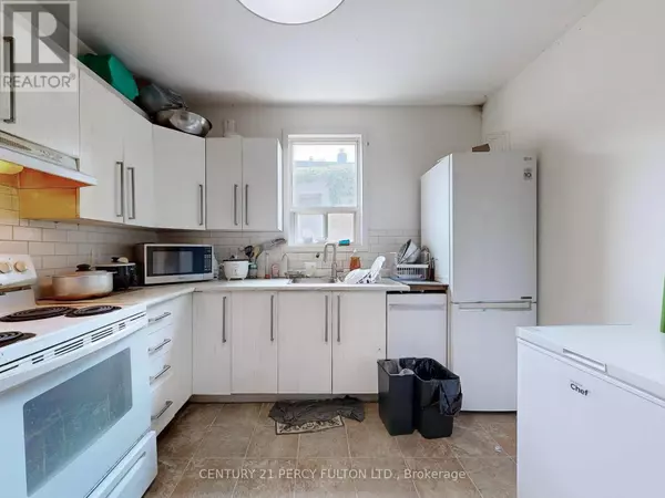 Toronto (oakridge), ON M1L2V5,48 ST DUNSTAN DRIVE