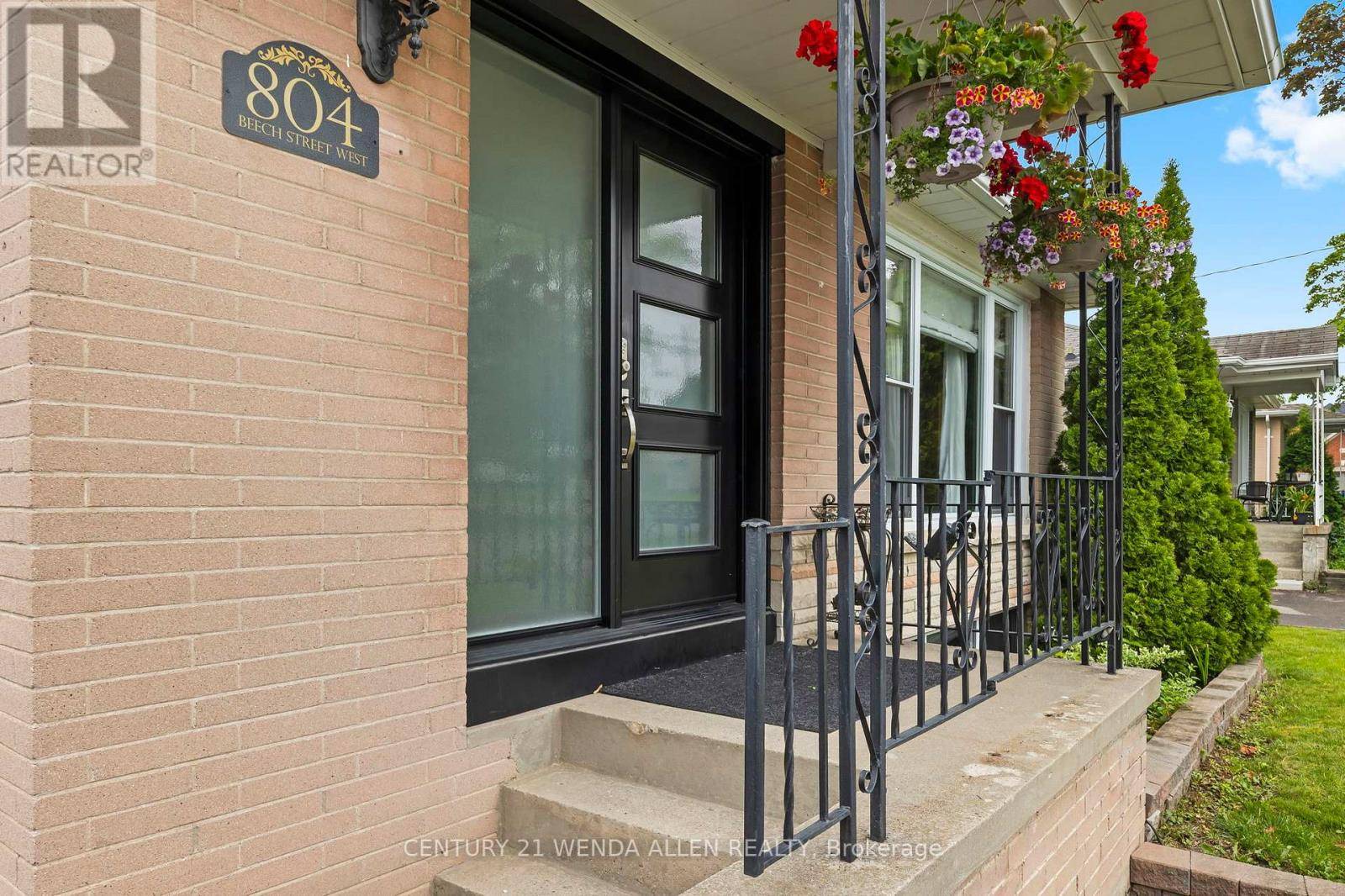 Whitby (downtown Whitby), ON L1N3B7,804 BEECH STREET W